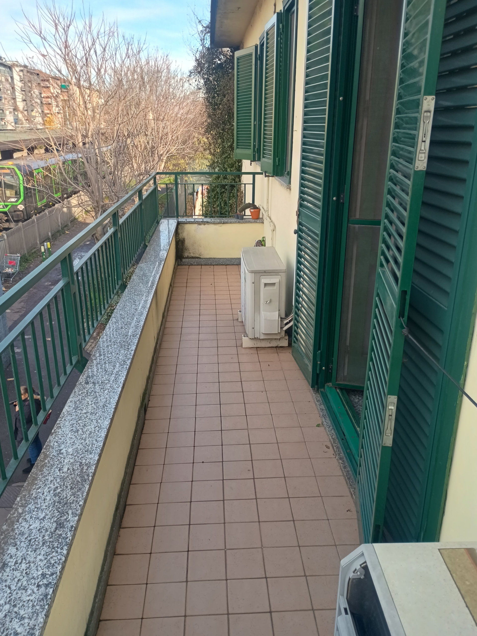 Balcone Bilocale con balcone + box a parte MM Cimiano