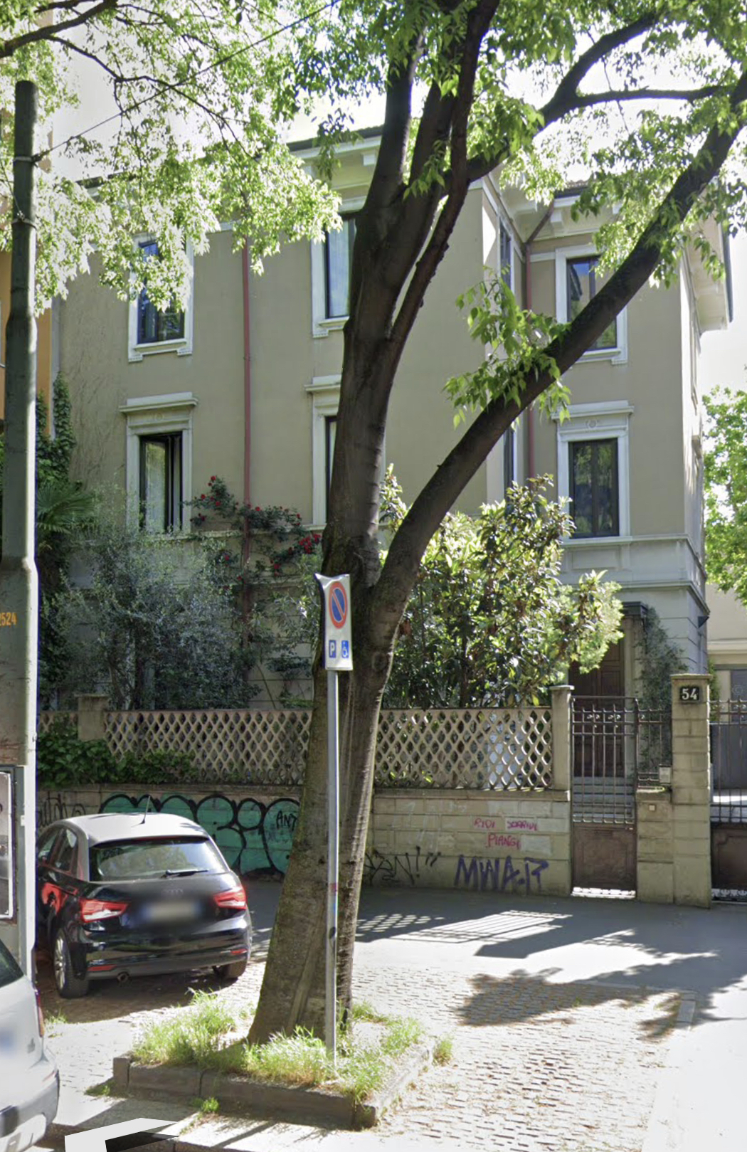 1. Villa Via Teodosio 54 Appartamento mansardato ristrutturata in villa-Città Studi