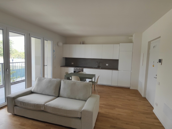 2 LOCALI ARREDATO CLIMATIZZATO CON TERRAZZO E POSSIBILITA’ BOX.